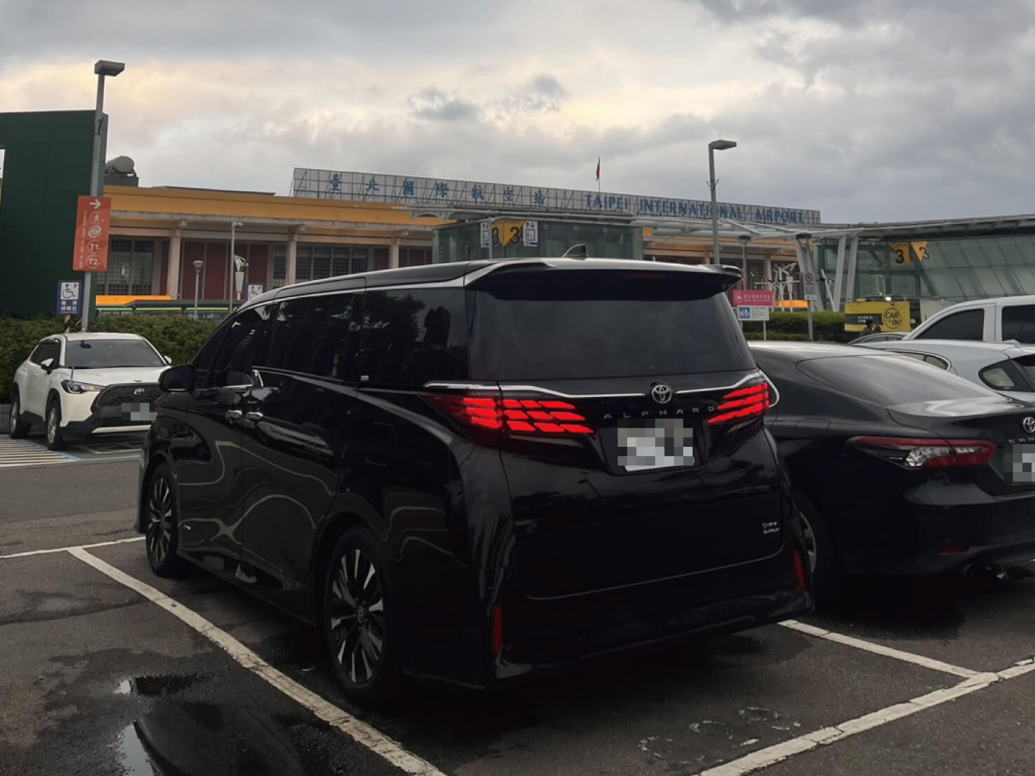 一下飛機就開啟舒適模式：松山接機直奔台中，阿法包車把路途變成休息時間的第2張圖片